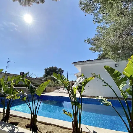 Bouganvilla Luxury With Air-con, & Private Swimming Pool Ideal For Families *