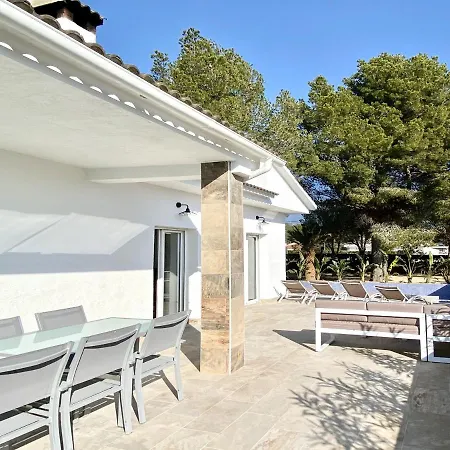 Bouganvilla Luxury With Air-con, & Private Swimming Pool Ideal For Families