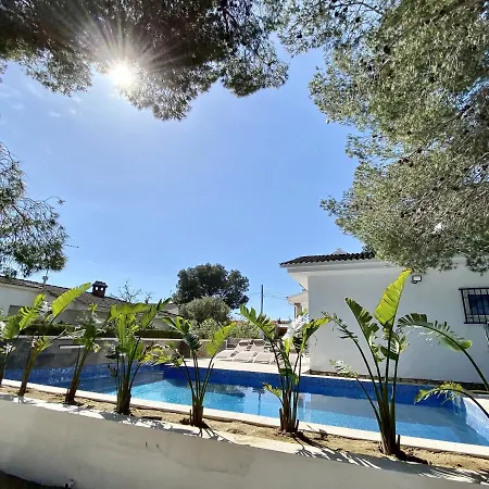 Bouganvilla Luxury With Air-con, & Private Swimming Pool Ideal For Families *