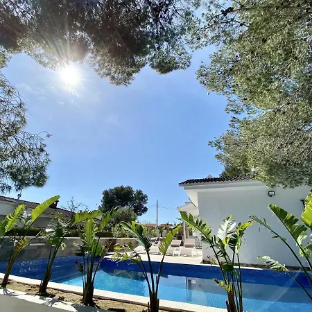 Bouganvilla Luxury With Air-con, & Private Swimming Pool Ideal For Families Villa