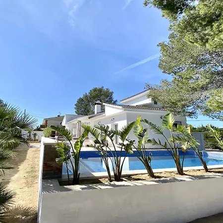 Bouganvilla Luxury With Air-con, & Private Swimming Pool Ideal For Families Villa *